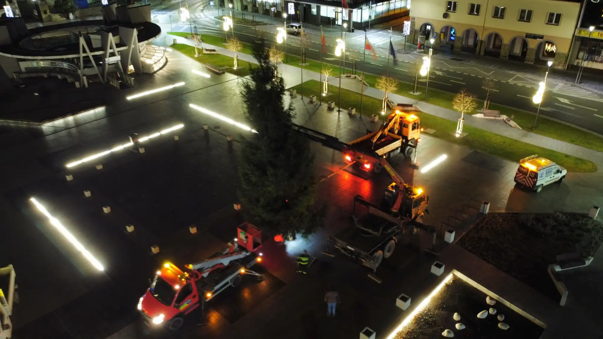 Świąteczna magia w Limanowej. Choinka już na rynku, a niedzielne zapalenie drzewka rozświetli miasto