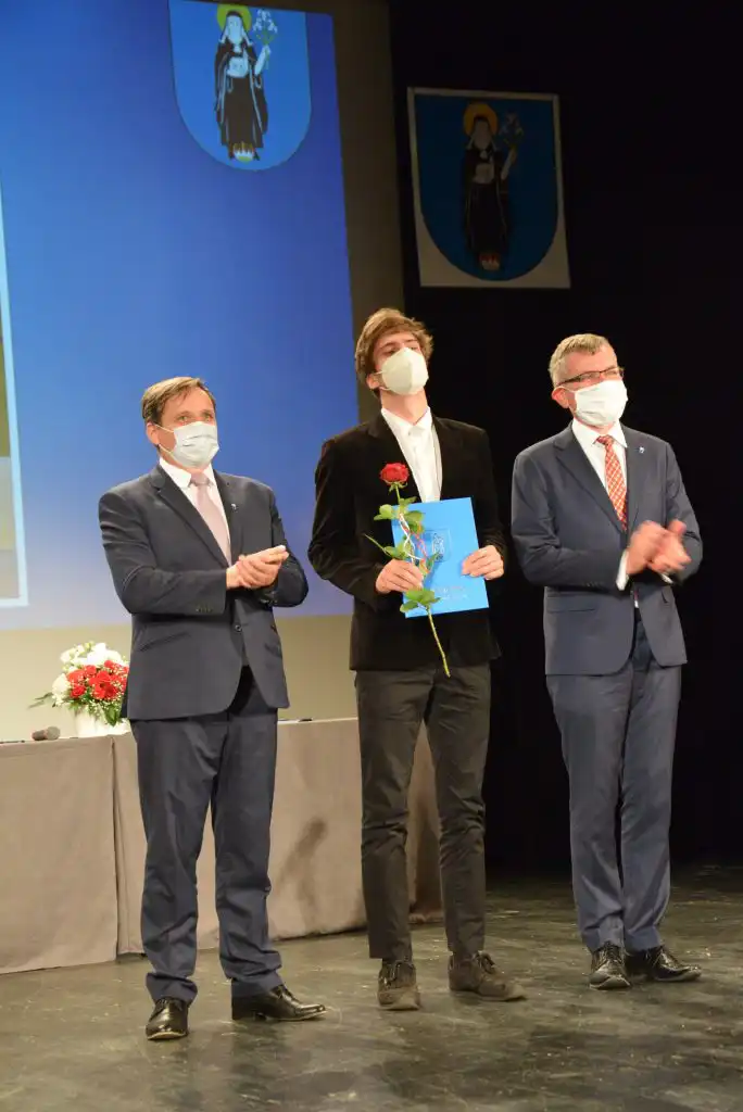 Burmistrz Jacek Lelek przyznał stypendia młodym starosądeczanom