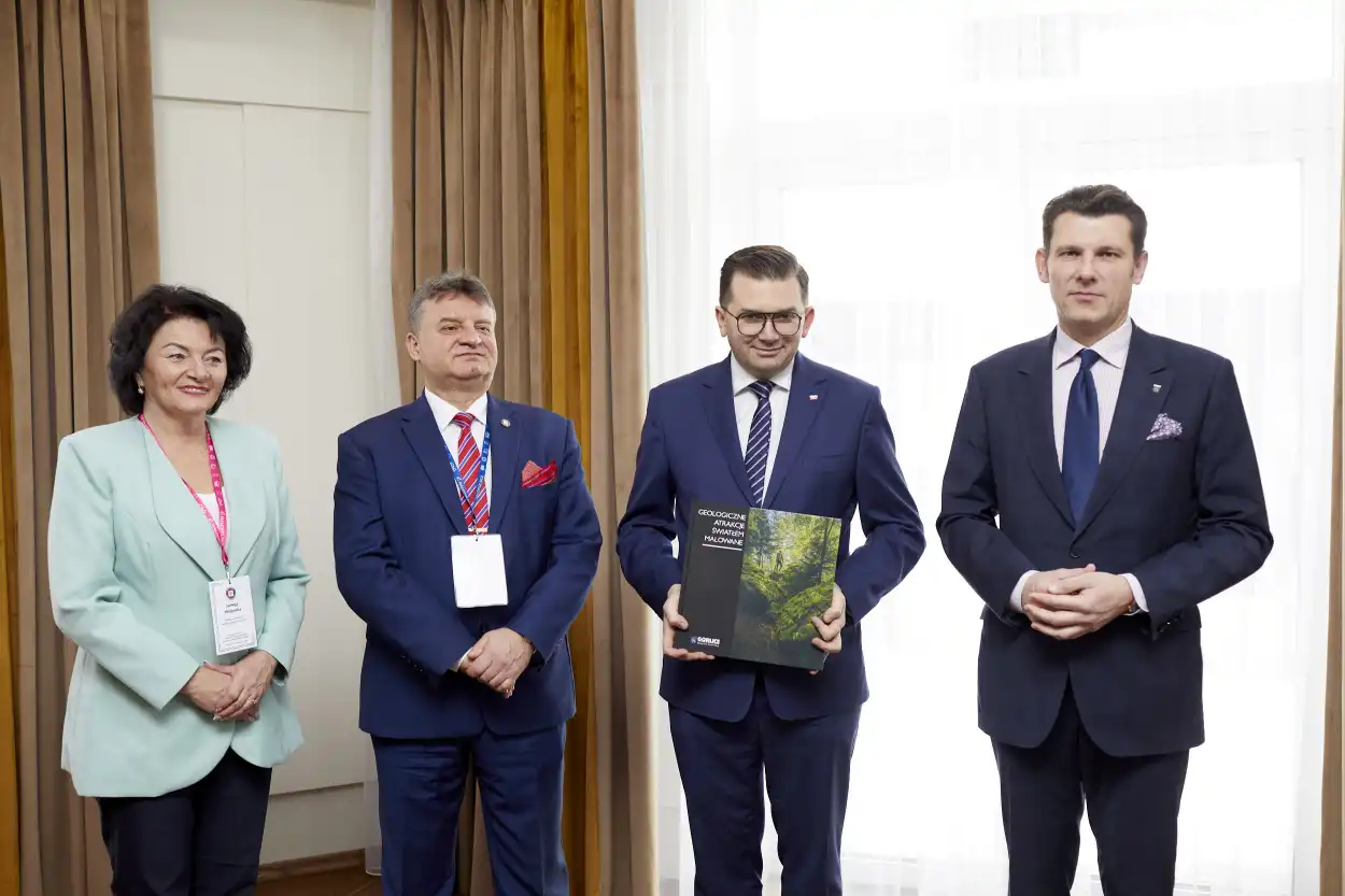 Wojewoda Małopolski wręczył odznaczenia państwowe za zasługi na rzecz ochrony i bezpieczeństwa zdrowia publicznego