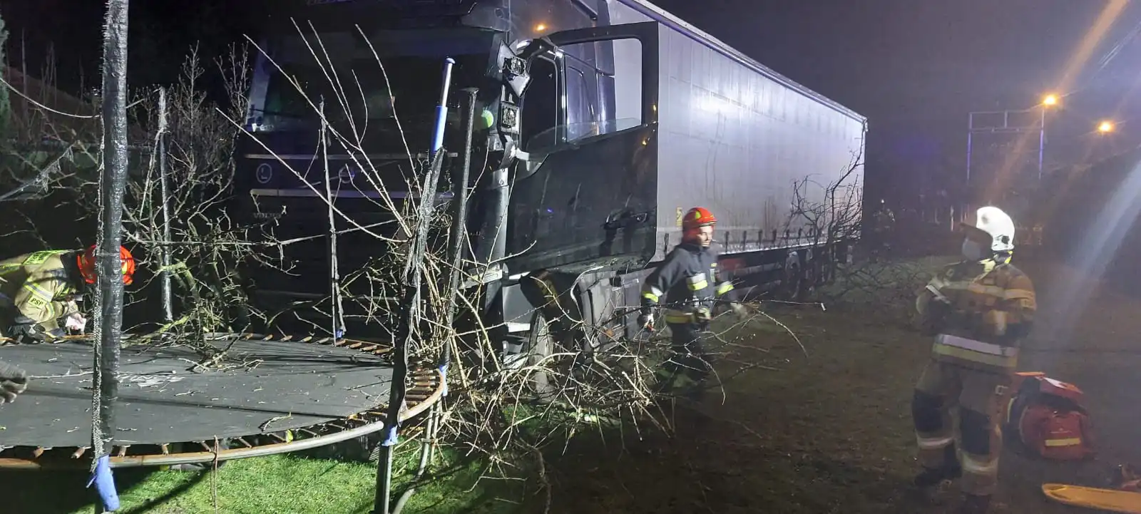 Wypadek w Nowym Sączu: ciężarówka staranowała płot i wjechała do ogródka