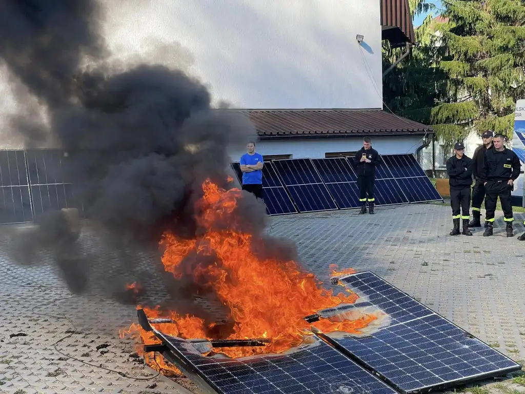 Strażacy w Tęgoborzy uczą się, jak ratować w dobie energii odnawialnej