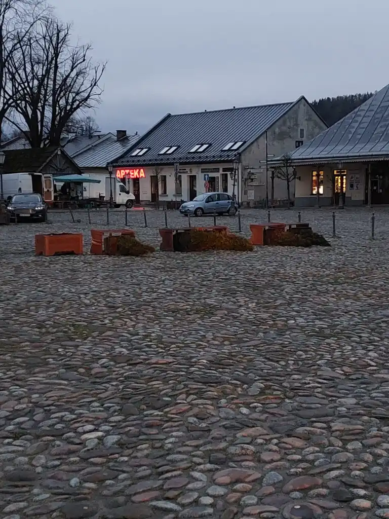 Wandalizm na starosądeckim rynku