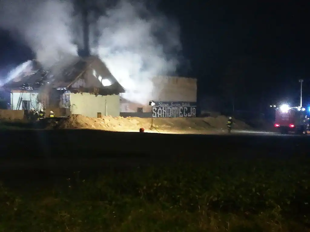 Stary Sącz: Strażacy ewakuowali z płonącego domu dwie osoby
