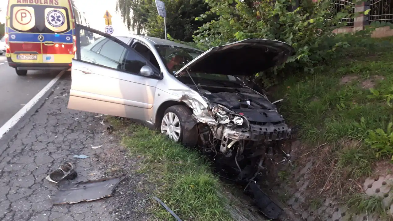 Kraksa w Trzetrzewinie. Jeden z kierujących odjechał z miejsca zdarzenia