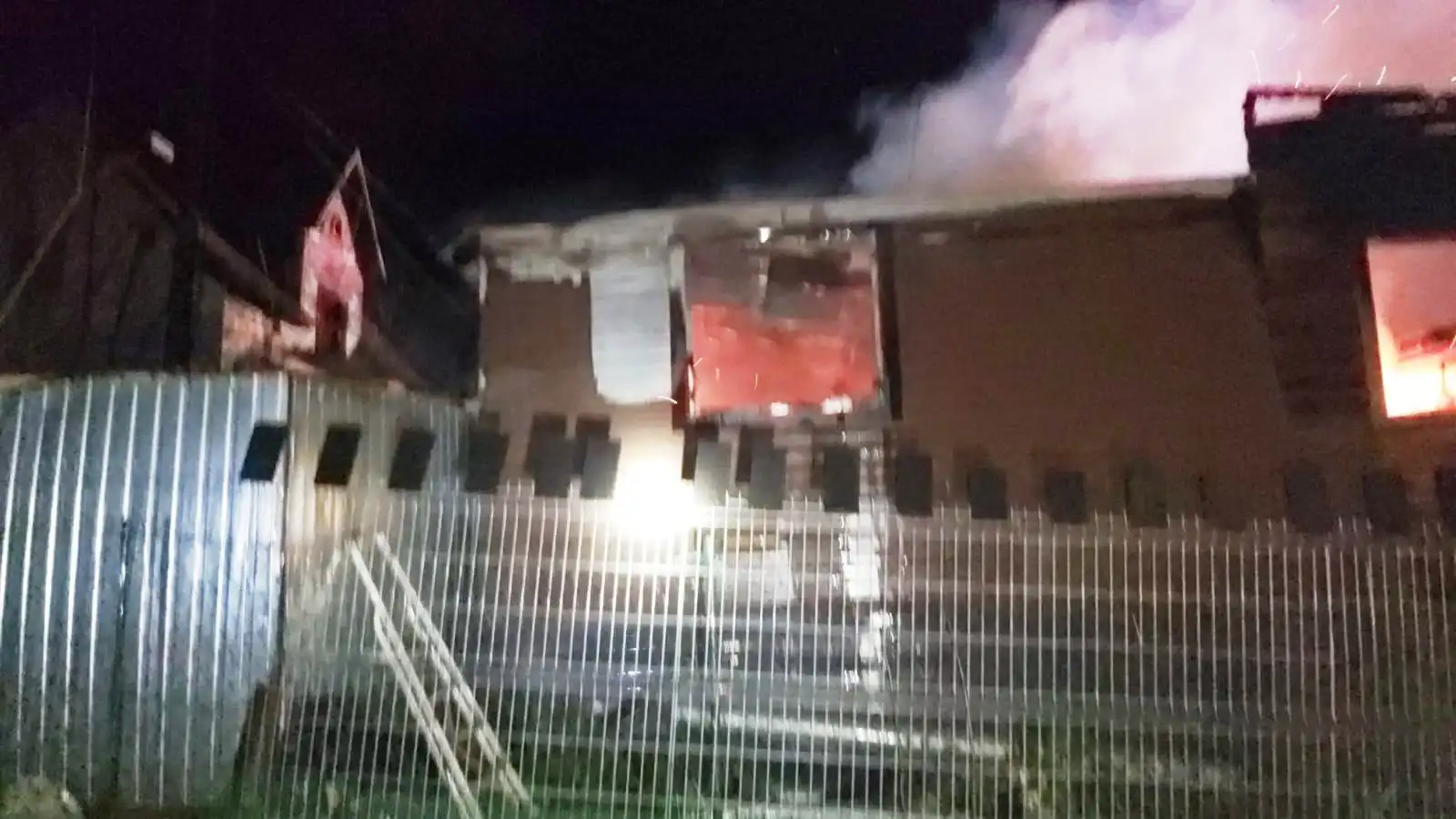Pożar stolarni w Łabowej. Ogień strawił cały budynek oraz dwie przyległe wiaty