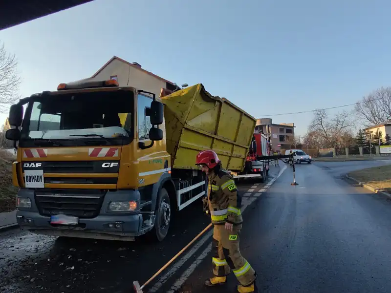 Nowy Sącz: na ul. Św. Kunegundy ciężarówka uderzyła w wiadukt