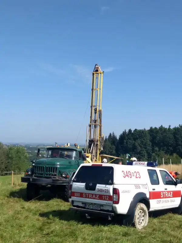 Wypadek przy wierceniu studni głębinowej w Grybowie. W akcji śmigłowiec LPR