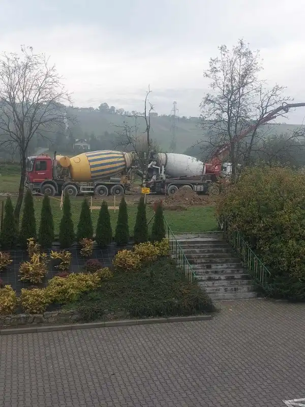 Rozpoczęła się budowa boiska wielofunkcyjnego przy Szkole Podstawowej w Trzycierzu