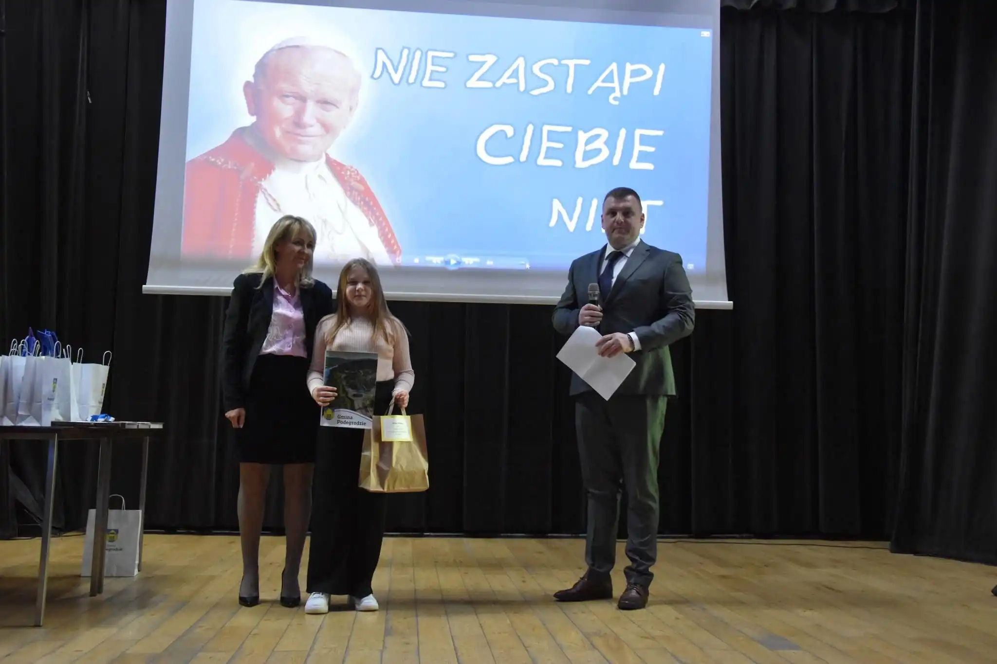Wieczór pełen wzruszeń i sztuki. Hołd dla Jana Pawła II w Gminie Podegrodzie