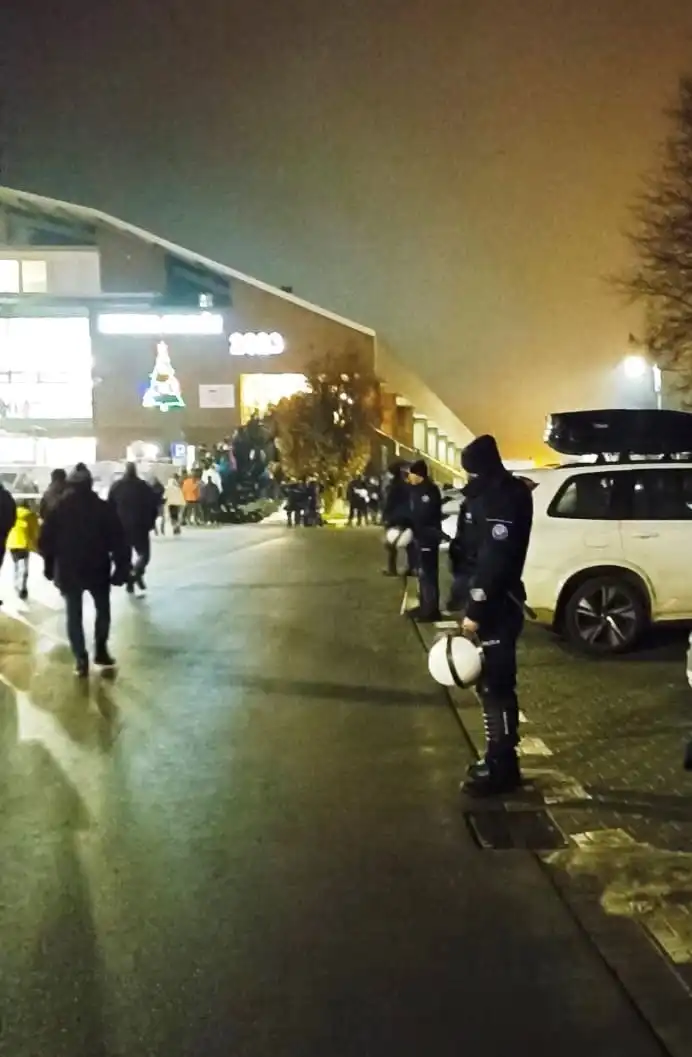 Policjanci dbali o bezpieczeństwo podczas turnieju hokejowego w Krynicy-Zdroju