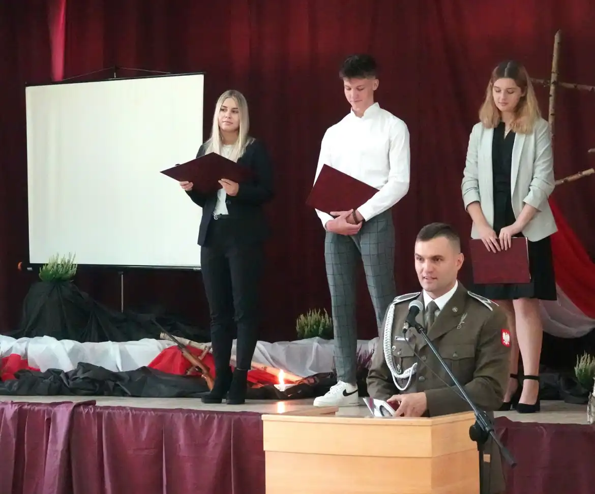 Rok szkolny w szkołach powiatu nowosądeckiego rozpoczęty. Do placówek będzie uczęszczać ponad 3200 uczniów
