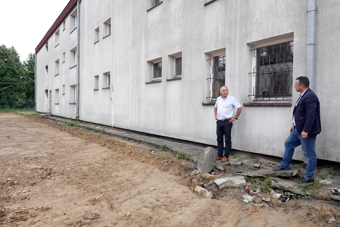 Trwają prace przy budowie bieżni, skoczni w dal i rzutni do pchnięcia kulą przy ZSP w Nawojowej