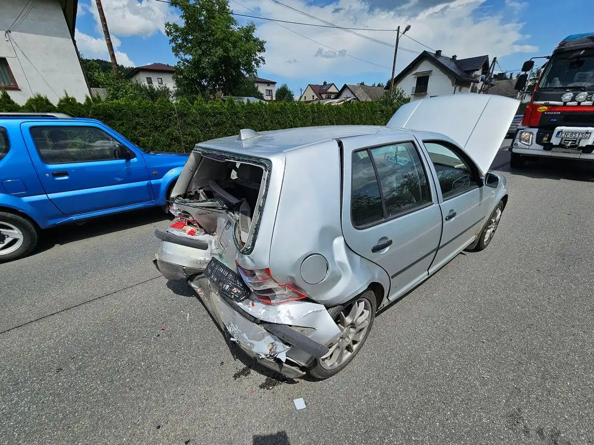 Kolizja dwóch osobówek w Łącku