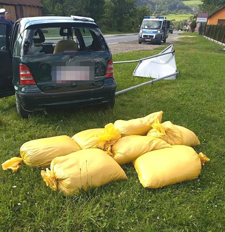 Przewoził samochodem nielegalny tytoń. Gdy został zatrzymany do kontroli drogowej potrącił policjantów