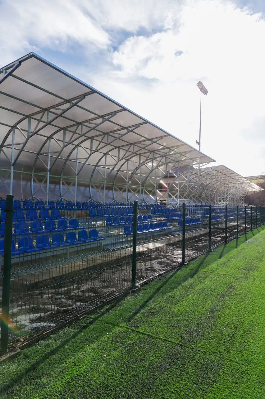 Nowe oblicze stadionu w Korzennej. Sztuczna trawa, oświetlenie i trybuny