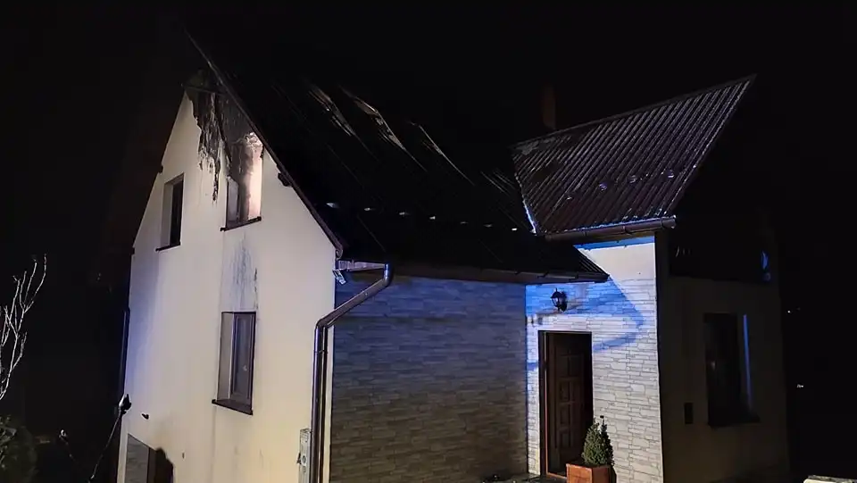 Pożar budynku mieszkalnego w Żeleźnikowej Małej. Dwie osoby poszkodowane