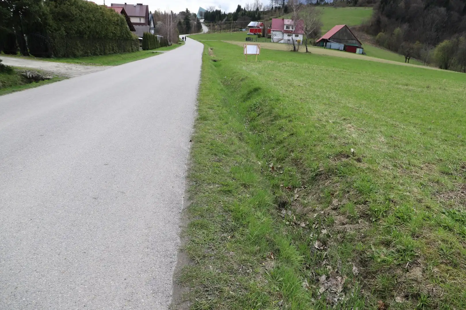 Rozpoczyna się budowa chodnika w Pasierbcu