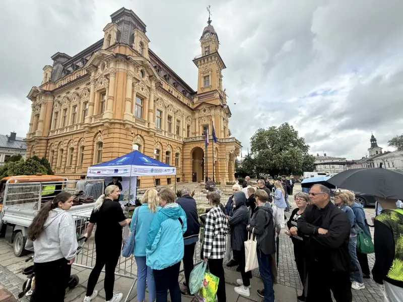 Drzewa za baterie. Ekologiczna akcja na rynku w Nowym Sączu