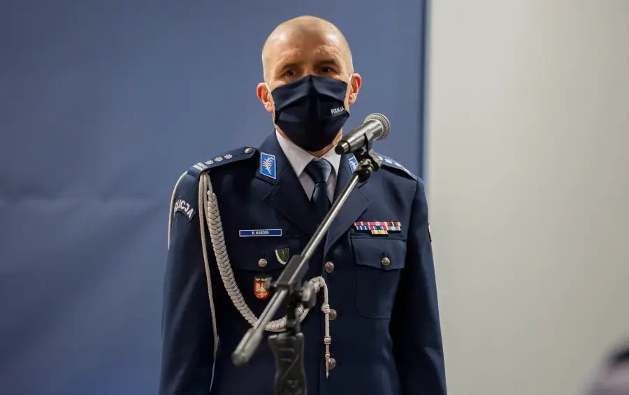 Policjanci i pracownicy z komend w Nowym Sączu wyróżnieni medalami i odznaczeniami