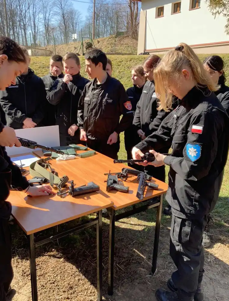 Uczniowie ZS w Marcinkowicach uczestniczyli w zajęciach szkoleniowych z żołnierzami 11 MBOT z Krakowa