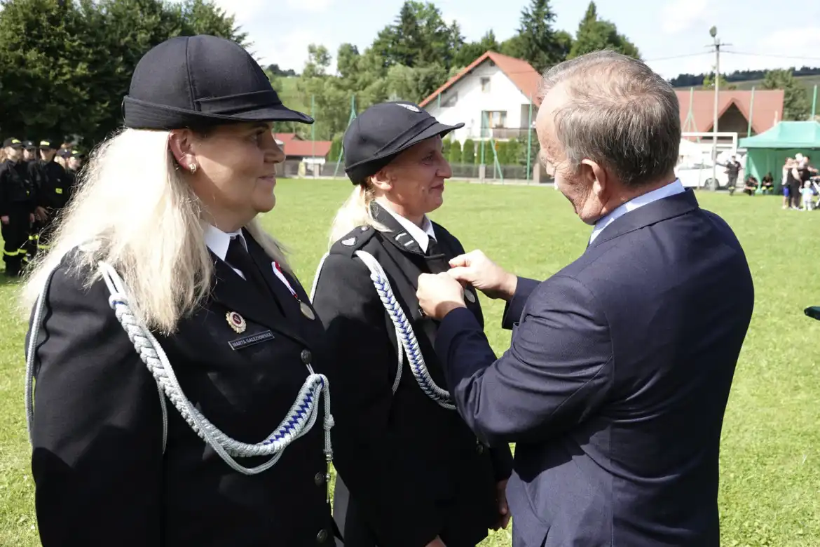 Strażacy z OSP w Muszynce świętowali 100-lecie założenia swojej jednostki. Podczas uroczystości otrzymali nowy sztandar