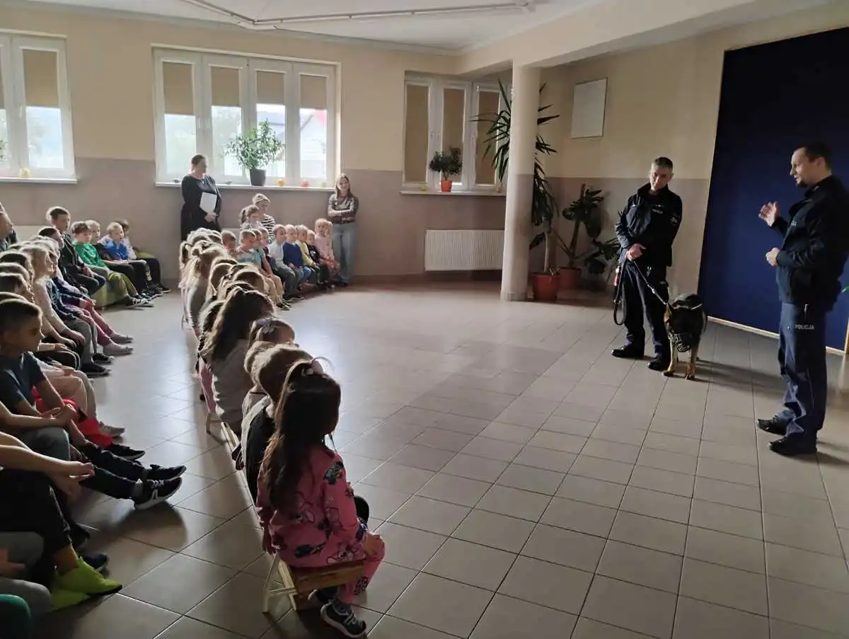 Lekcja bezpieczeństwa z policjantem i jego czworonożnym partnerem