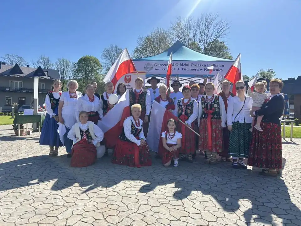 Majówka po góralsku w Kamienicy. Patriotyzm i tradycja na rynku