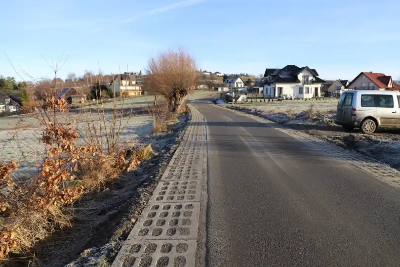 Nowe pobocza z płyt ażurowych w Lipowem. Poprawią komfort i bezpieczeństwo mieszkańców