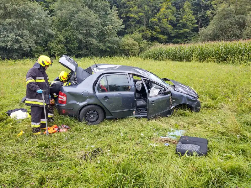 Wypadek w Trzycierzu. Osobówka wypadła z drogi i dachowała. Jedna osoba trafiła do szpitala