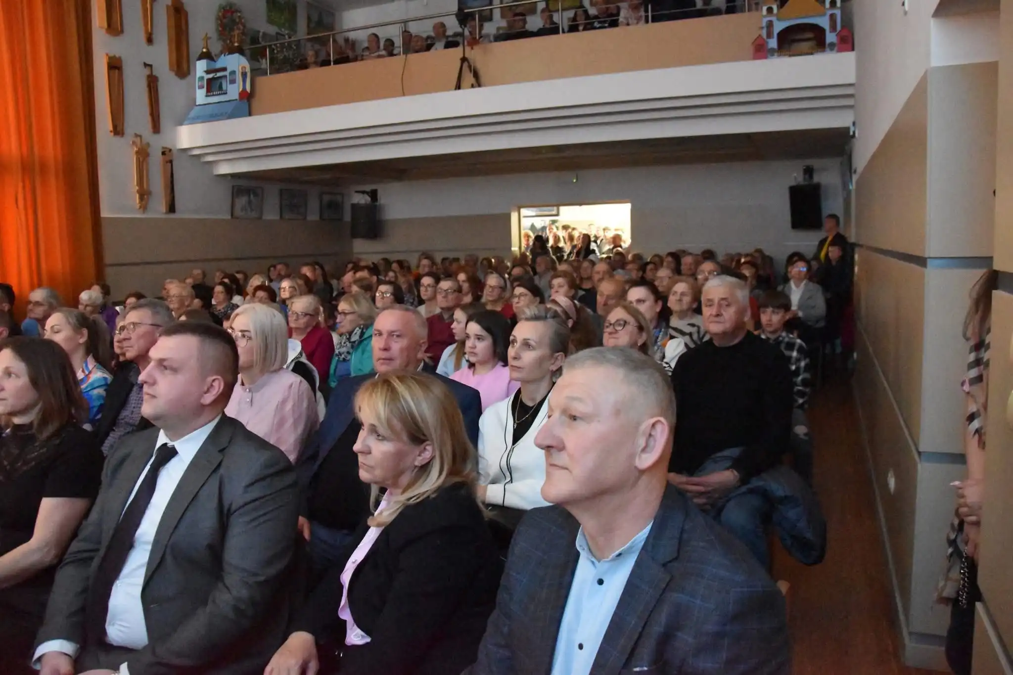 Wieczór pełen wzruszeń i sztuki. Hołd dla Jana Pawła II w Gminie Podegrodzie