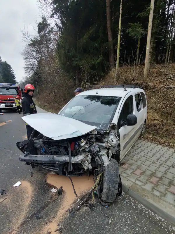 Kolizja w Rdziostowie. Uszkodzone trzy samochody