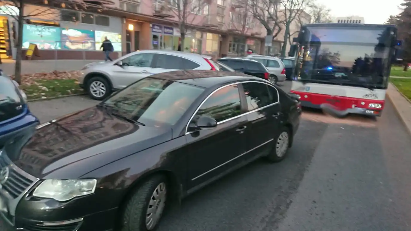 Wypadek na Al. Wolności. Zderzenie osobówki z autobusem