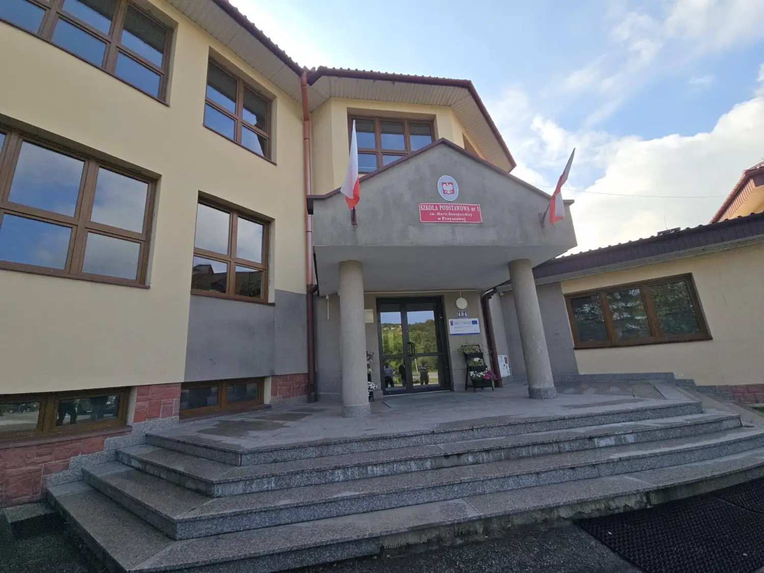 Rusza remont Szkoły Podstawowej nr 1 w Przyszowej. Zmieni się główne wejście