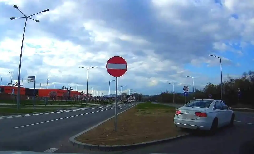 Nowy Sącz: Rajd pijanego kierowcy Al. Piłsudskiego. Jechał pod prąd, uszkodził cztery znaki drogowe