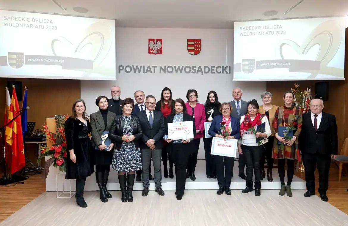 Poświęcają swój czas i pomagają innym. Starosta nagrodził zaangażowanych społecznie wolontariuszy