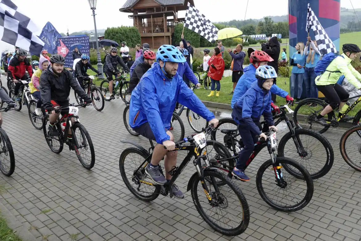 Nie zatrzymał ich deszcz. W rajdzie rowerowym Małopolska Tour wystartowało kilkuset zawodników