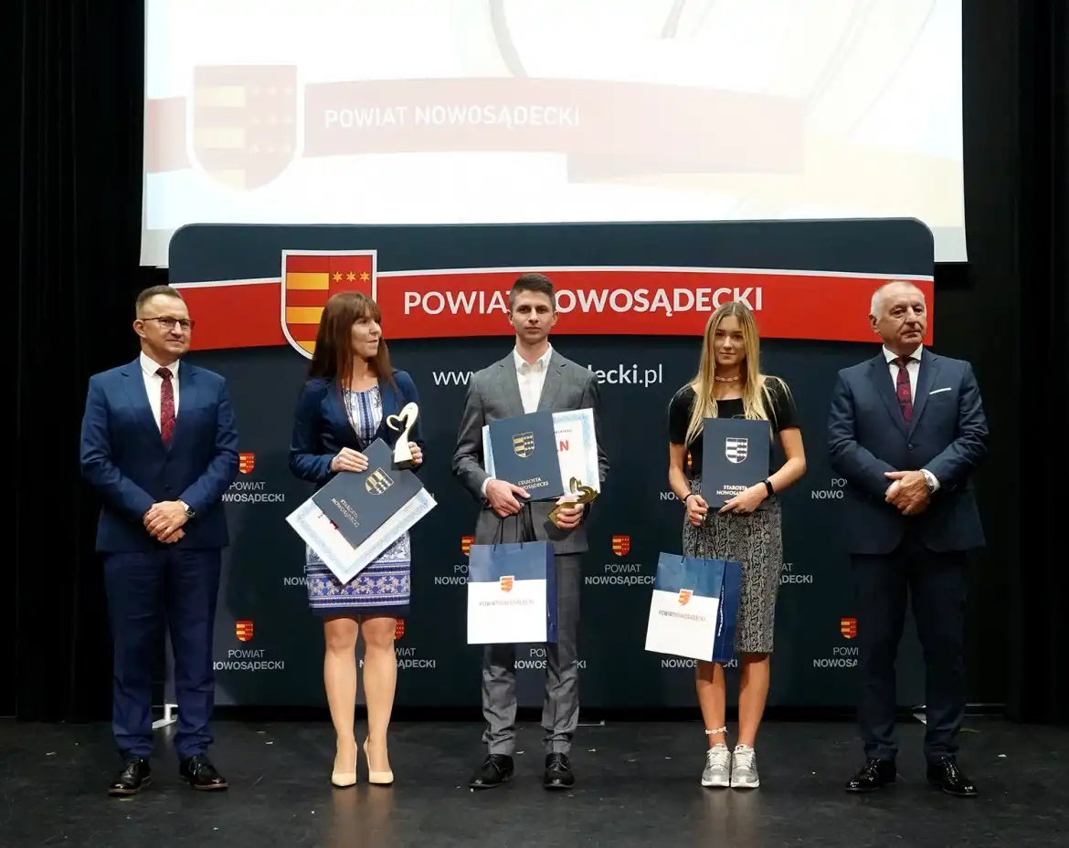 Gala „Sądeckie Oblicza Wolontariatu”. Starosta nagrodził wolontariuszy zaangażowanych w niesienie pomocy innym