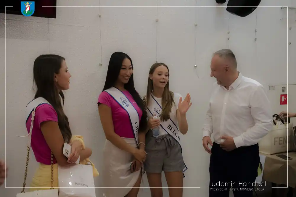 Uczestniczki „Festiwalu Piękna” z wizytą w MOK