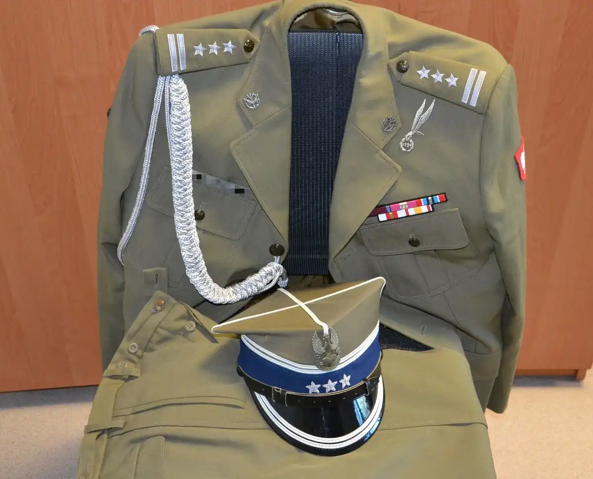 Wyłudzał zaliczki na zakup pojazdów wojskowych. Fałszywy pułkownik w rękach sądeckich policjantów