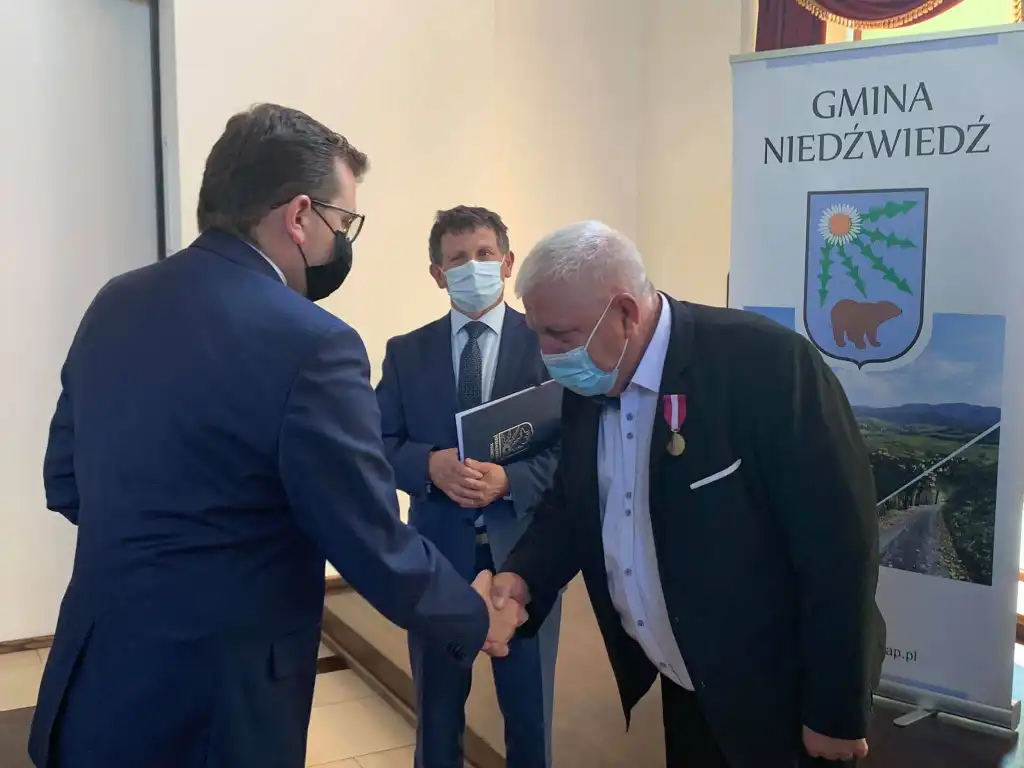 Wojewoda małopolski wręczył zasłużonym dla gminy Niedźwiedź odznaczenia państwowe