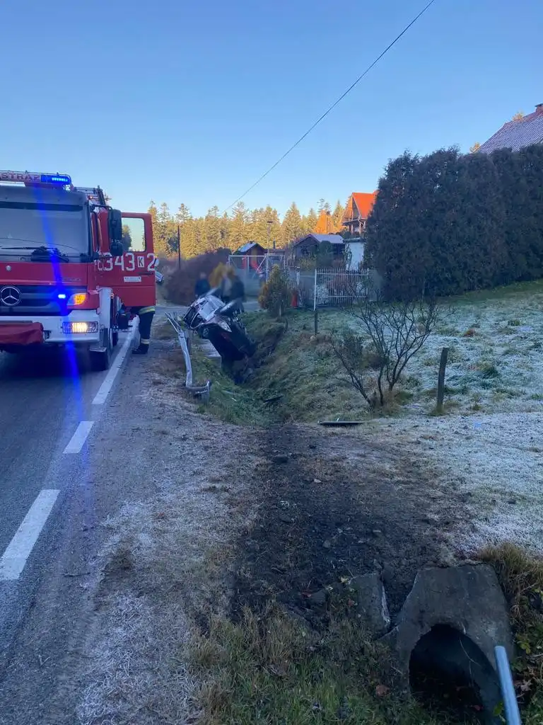 Mochnaczka Wyżna: Dwa pojazdy wypadły z drogi. Jedna osoba trafiła do szpitala