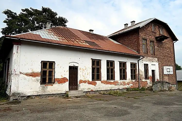 Modernizacja historycznego budynku Szkoły Ludowej w Binarowej na półmetku