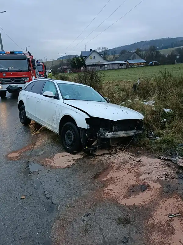 Rozbite auto w Łabowej. W pobliżu samochodu nie było żadnych osób