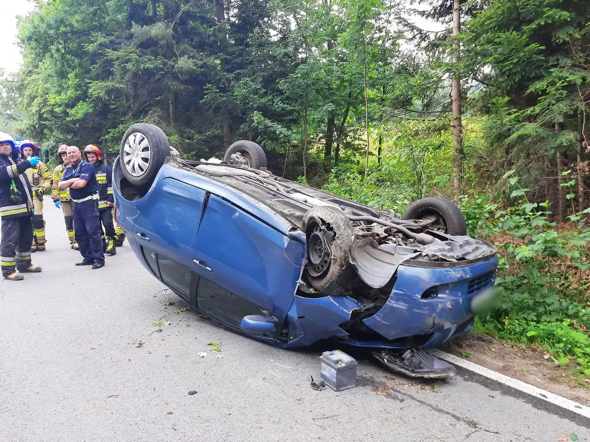 Wypadek w Krasnem Potockiem: Dachowała osobówka. Jedna osoba w szpitalu