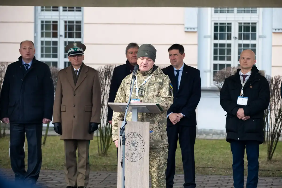 W Komendzie KaOSG przekazano ukraińskim żołnierzom psy saperskie