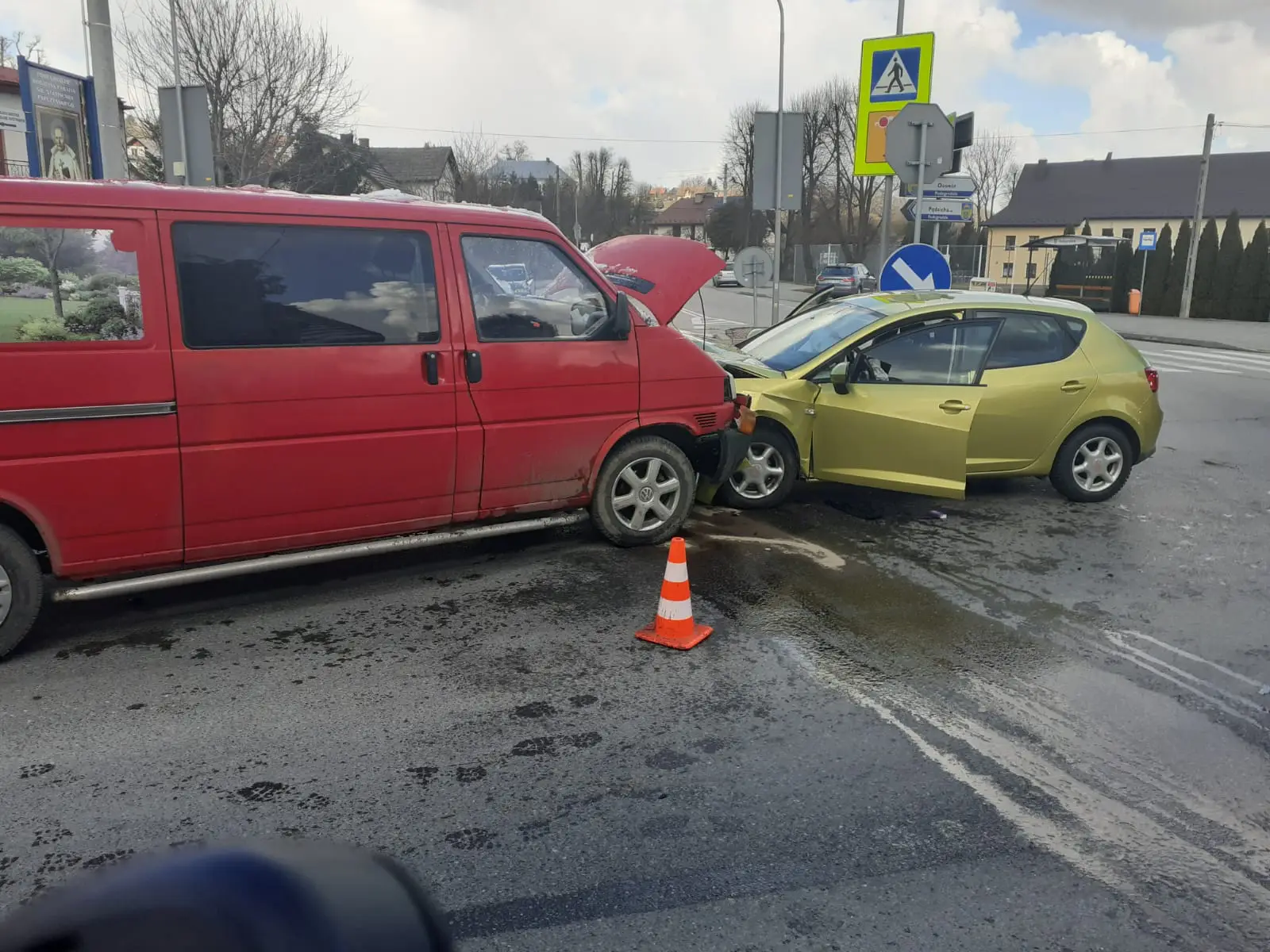 Kraksa w Podegrodziu. Osobówka zderzyła się z dostawczakiem