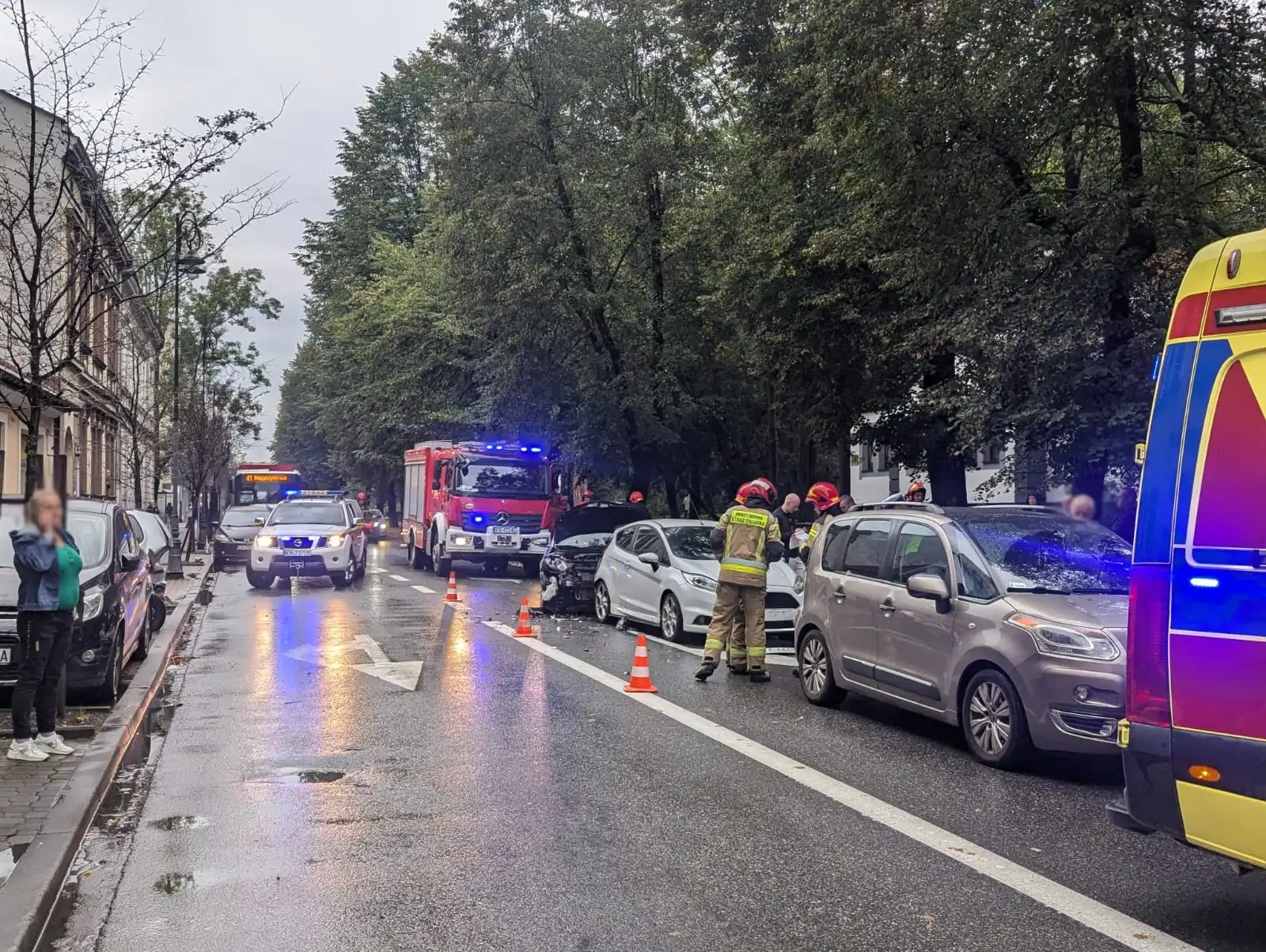 Wypadek na Jagiellońskiej. Cztery auta, dwie osoby ranne, całkowita blokada drogi