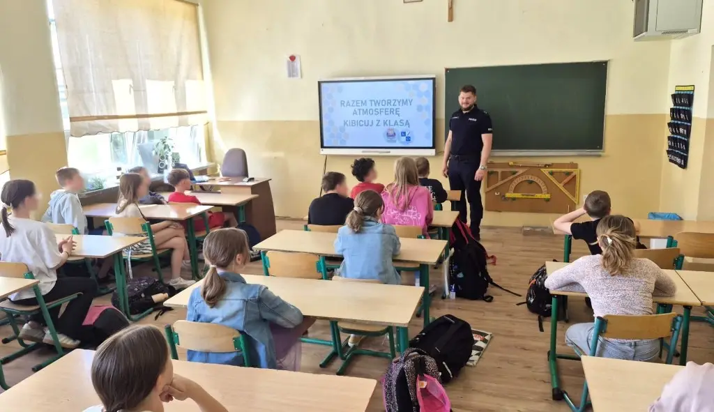 Fair play nie tylko na boisku. Policjant odwiedził uczniów w Nowym Sączu