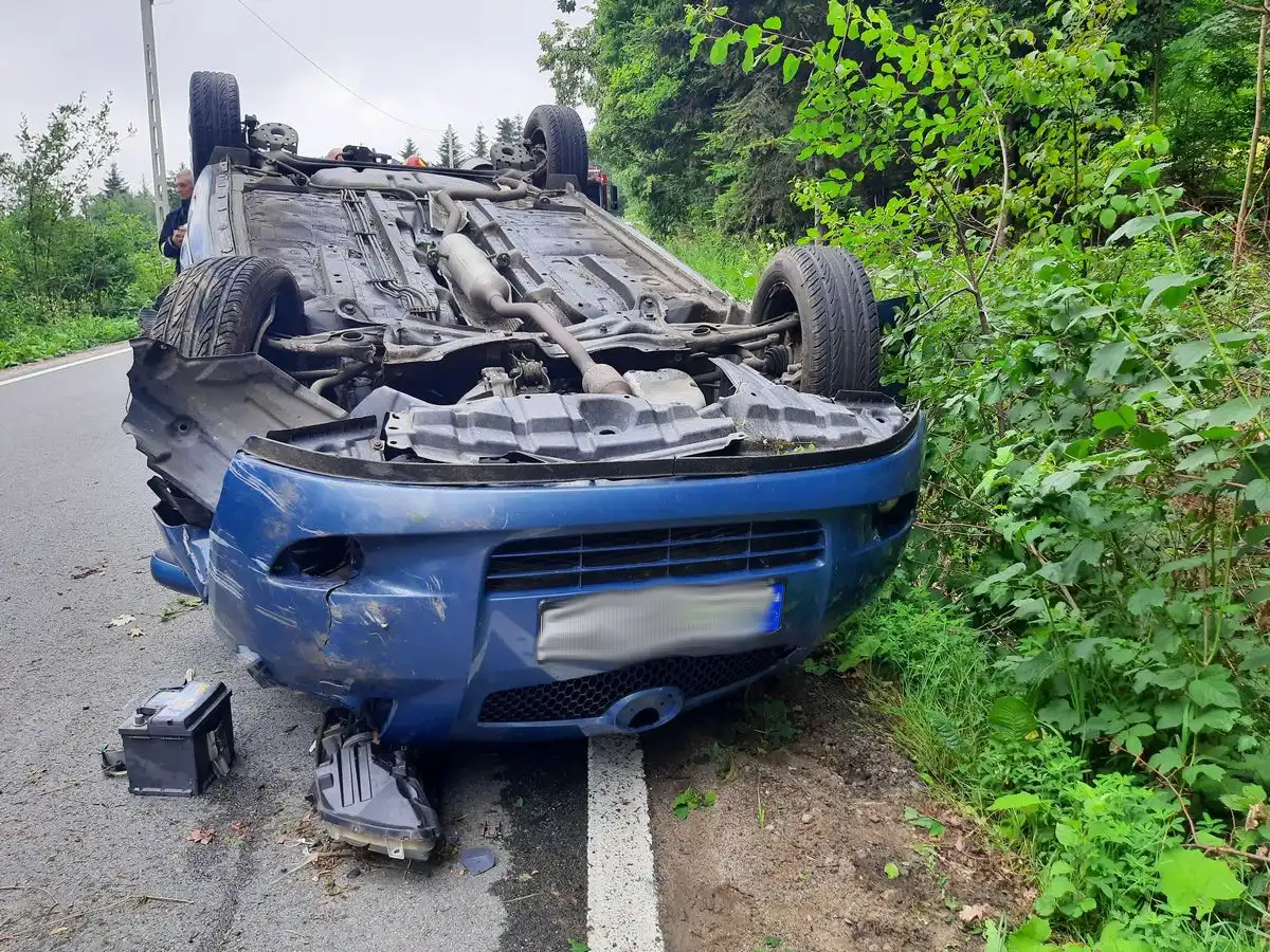 Wypadek w Krasnem Potockiem: Dachowała osobówka. Jedna osoba w szpitalu
