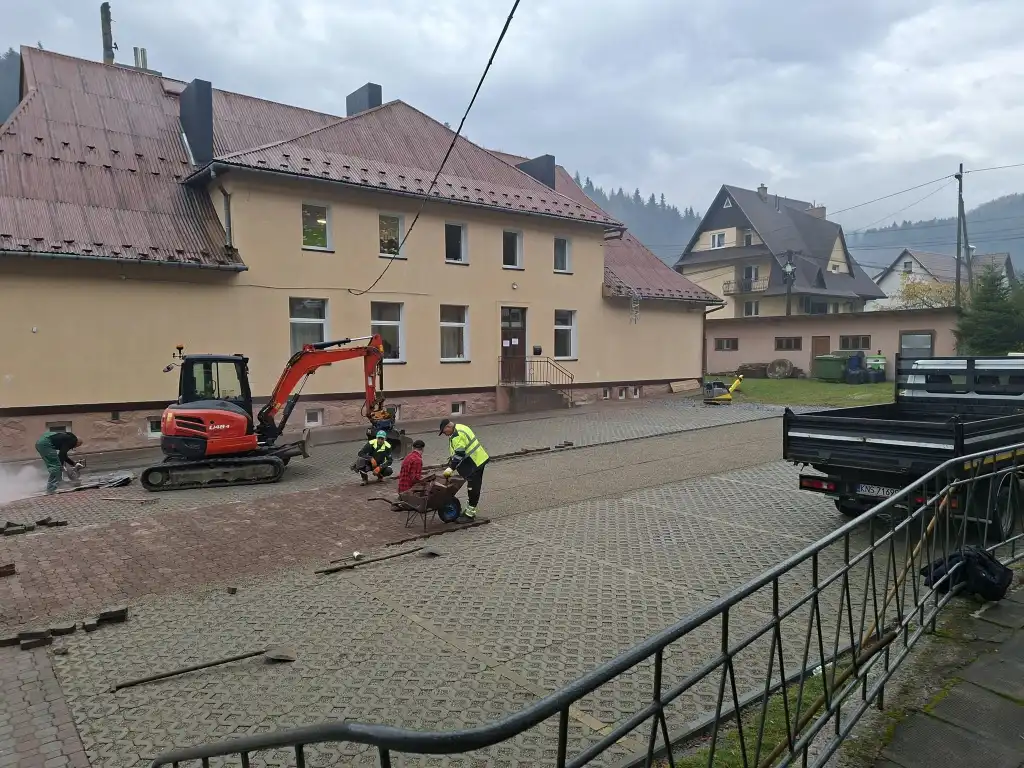 Parking przy szkole w Kosarzyskach prawie gotowy